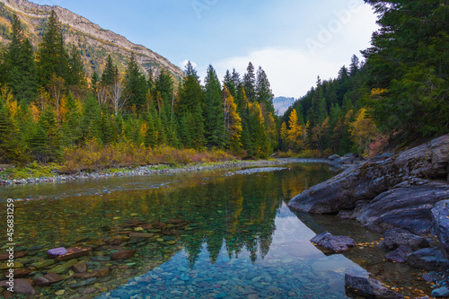 Fototapeta Naklejka Na Ścianę i Meble -  River and fall foliage at Glacier National Park, Montana, USA
