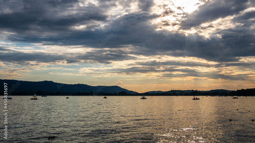 Obraz premium Tretboote auf dem Bodensee im Sommer Sonnenuntergang 