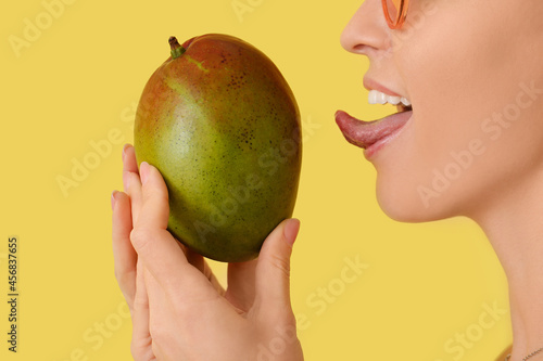 Beautiful woman eating fres...