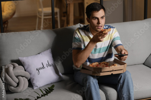 Handsome young man eating t...