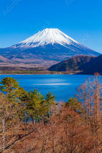 本栖湖で眺める冬の富士山 山梨県本栖湖にて