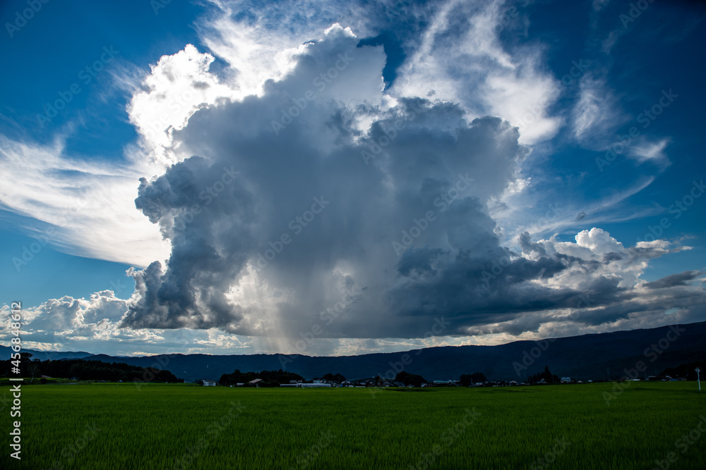 A huge thundercloud that appeared on the paddy field