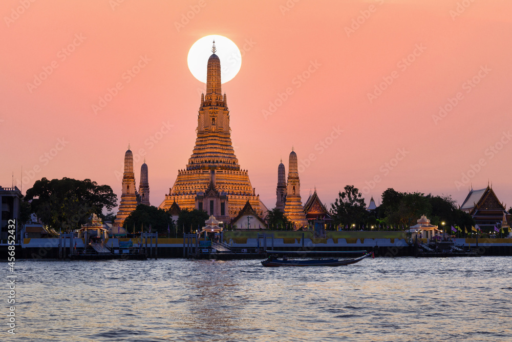 Wat Arun, Temple of dawn and the Chao Phraya River, Bangkok, Thailand