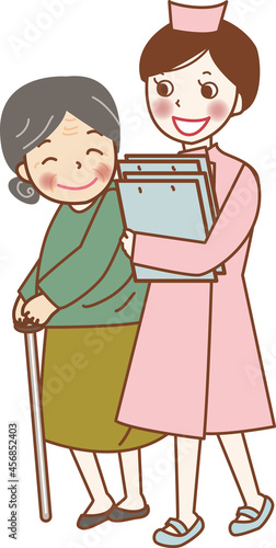 看護師さんと笑顔の高齢の女性。
