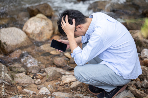 遭難　助けを求める男性　山で遭難する男性　山岳遭難する男性　
