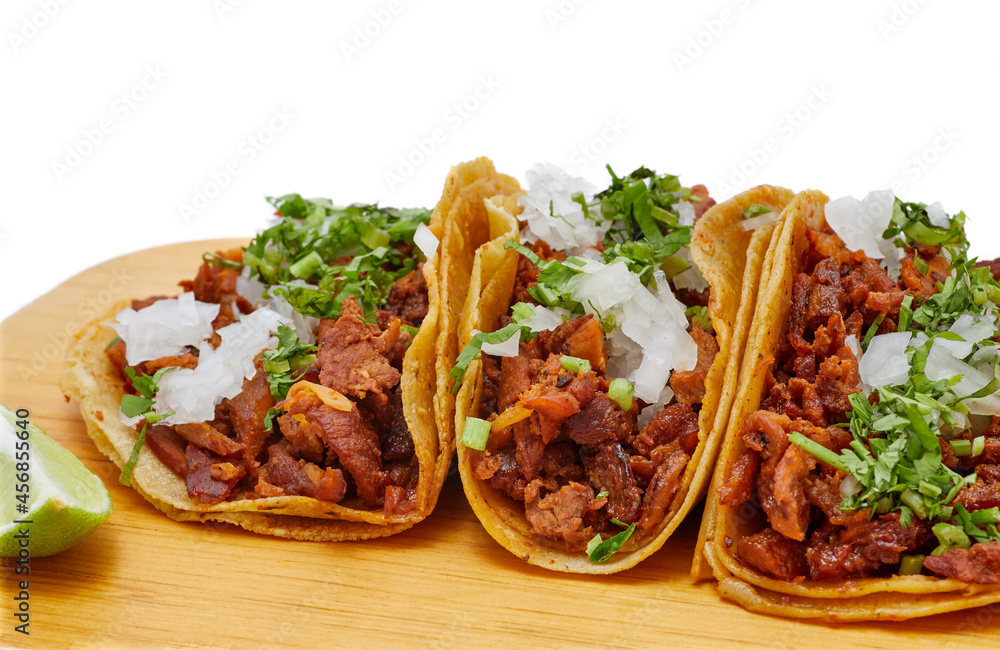 Tacos al pastor, tradicional comida mexicana, con cebolla, cilantro, piña, salsa roja o guacamole. - obrazy, fototapety, plakaty 