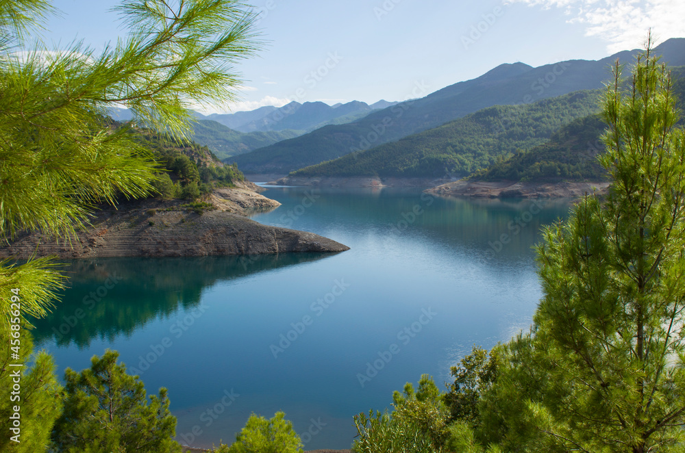 Obraz premium Beautiful nature in Turkey Lake Dim tea among mountains and trees