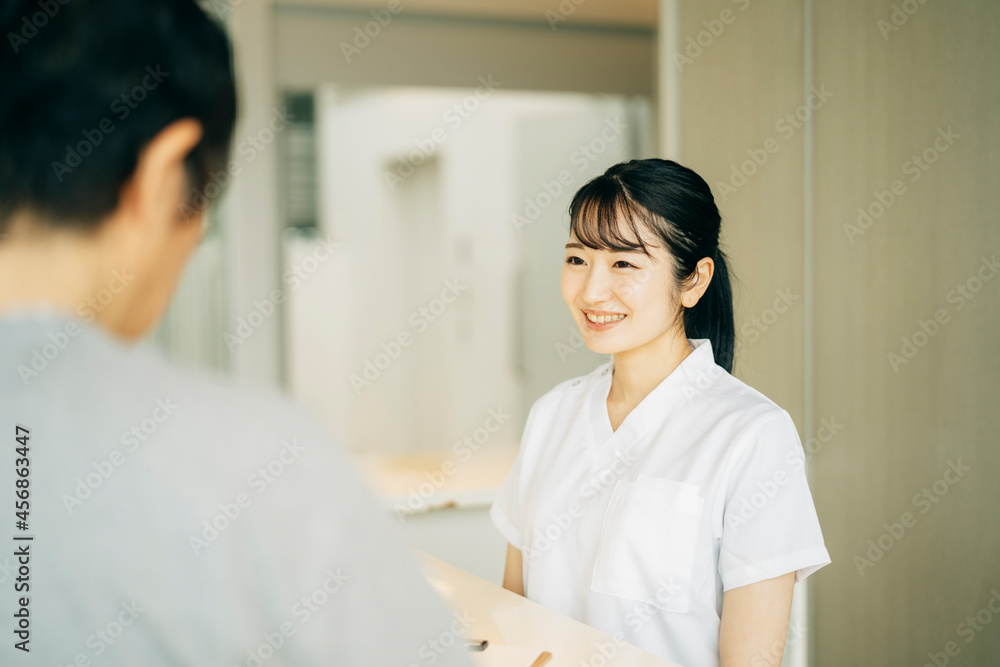 Fototapeta premium 病院の受付にいる女性（患者） 