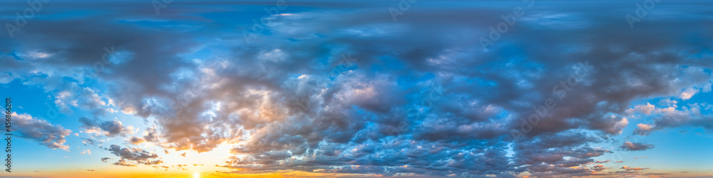 Fototapeta premium Nahtloses Panorama mit blauem Abendhimmel 360-Grad-Ansicht mit schönen Wolken, untergehender Sonne - zur Verwendung in 3D-Grafiken als Himmelskuppel oder zur Nachbearbeitung von Drohnenaufnahmen 