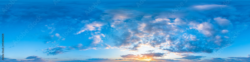 Nahtloses Panorama mit blauem Abendhimmel 360-Grad-Ansicht mit schönen Wolken, untergehender Sonne - zur Verwendung in 3D-Grafiken als Himmelskuppel oder zur Nachbearbeitung von Drohnenaufnahmen
