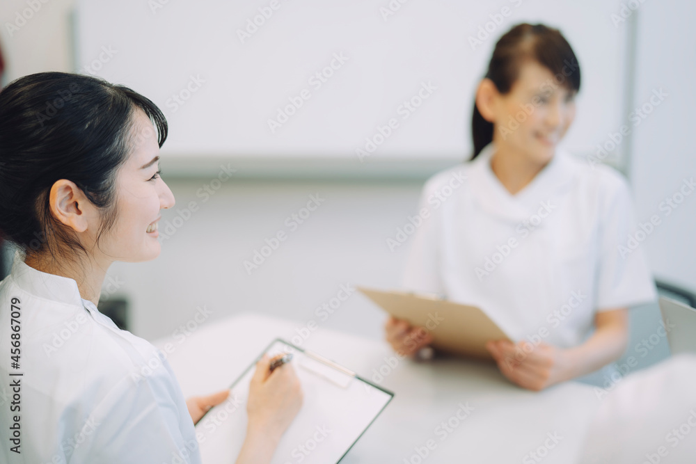 医療カンファレンス（女性2人）
