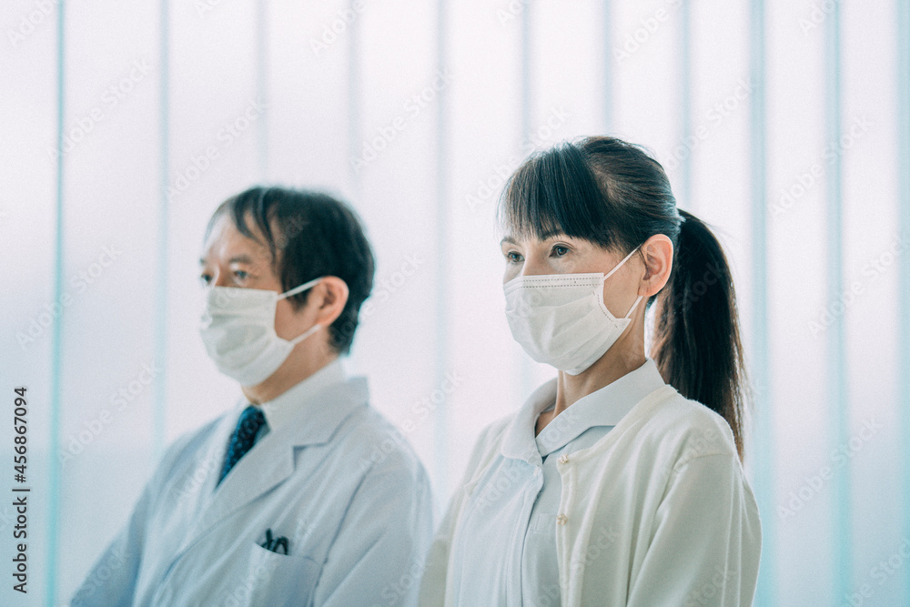 中高年の医療スタッフ(医師・看護師)
中高年の医療スタッフ(医師・看護師)