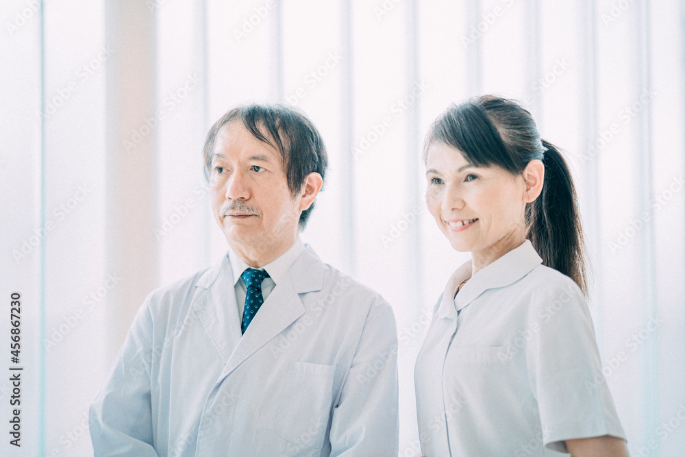 中高年の医療スタッフ（医師・看護師・マスクなし）
