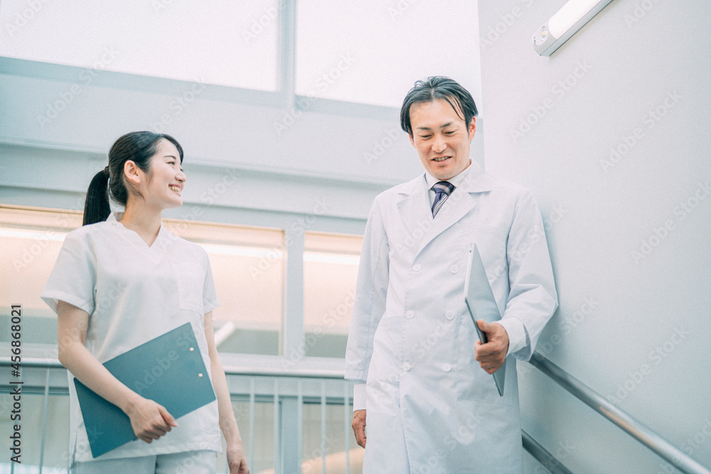 Obraz premium 病院で働く医者と看護師 