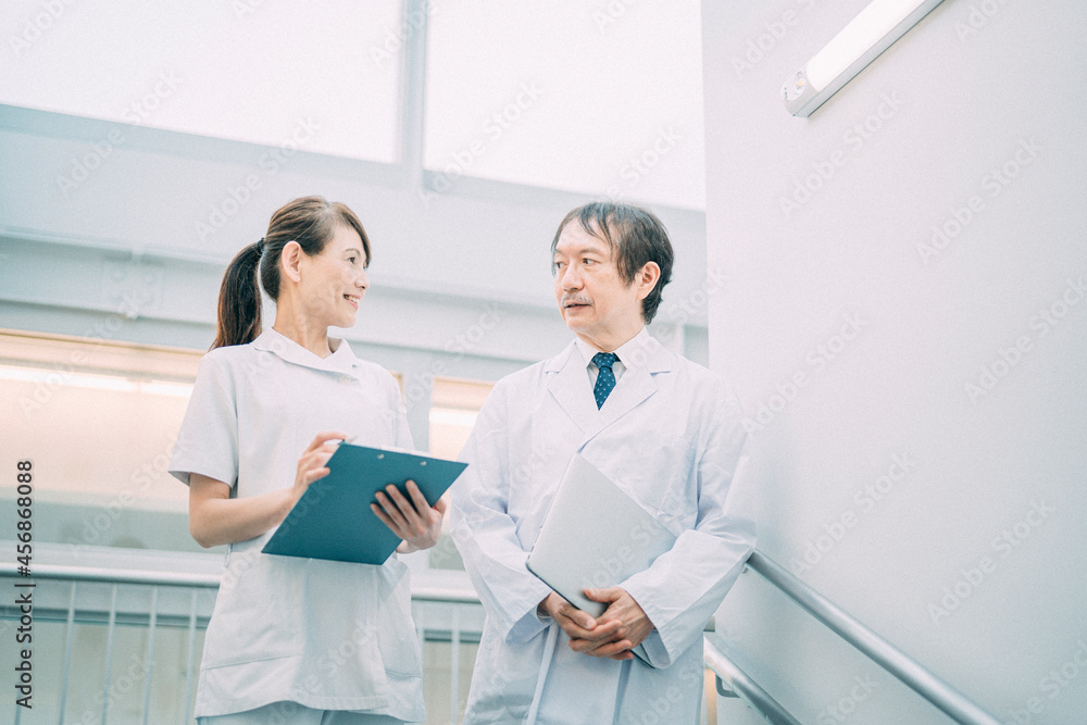 病院で働く中高年の医者と看護師
病院で働く中高年の医者と看護師