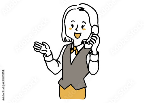 電話の受話器を持ちながら案内している制服の女性