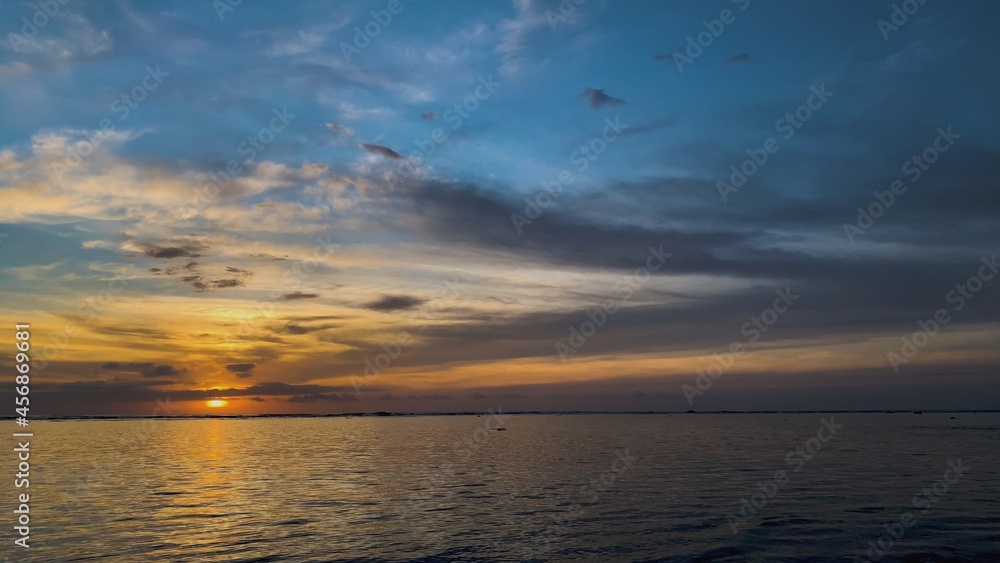 Obraz premium 西表島 ビーチ 夕日 夕焼け 西表石垣国立公園 八重山諸島 沖縄県