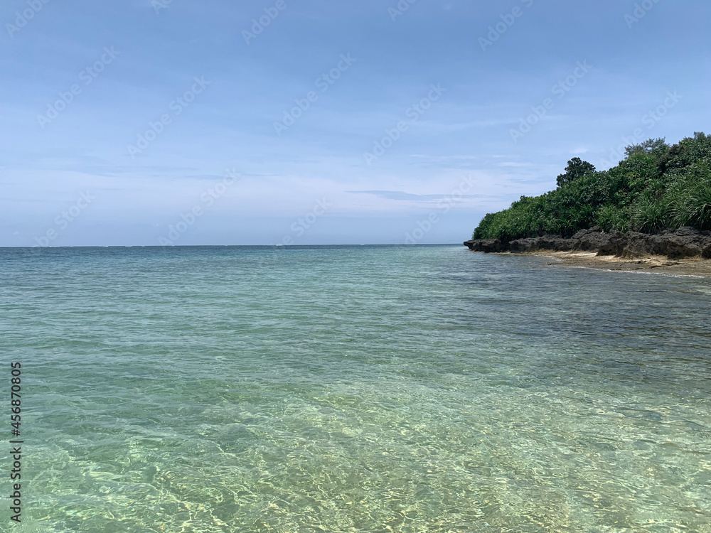 Fototapeta premium 鳩間島 瑠璃の島 屋良浜 ビーチ 西表石垣国立公園 八重山諸島 沖縄県