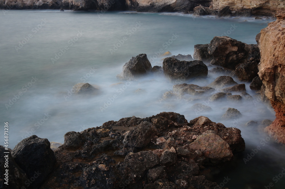 Obraz premium waves crashing on rocks