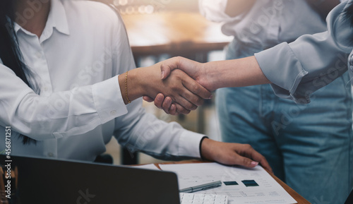 Foto Close up of Business people shaking hands, finishing up meeting, business etique