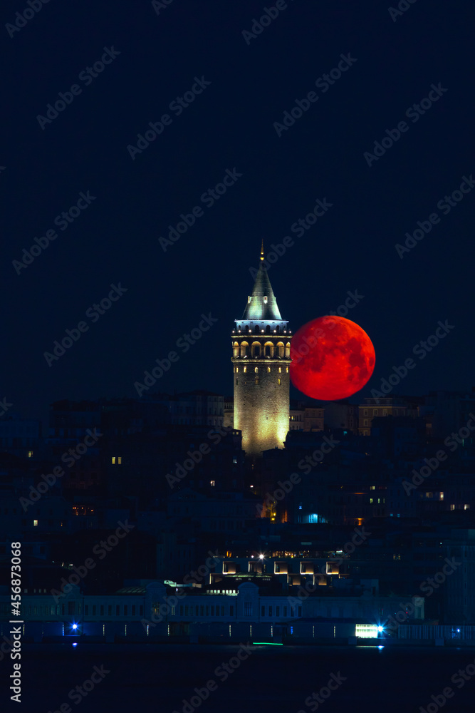 Obraz premium Moonset and Galata Tower