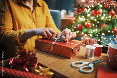 Φωτογραφία Woman preparing Christmas gifts at home