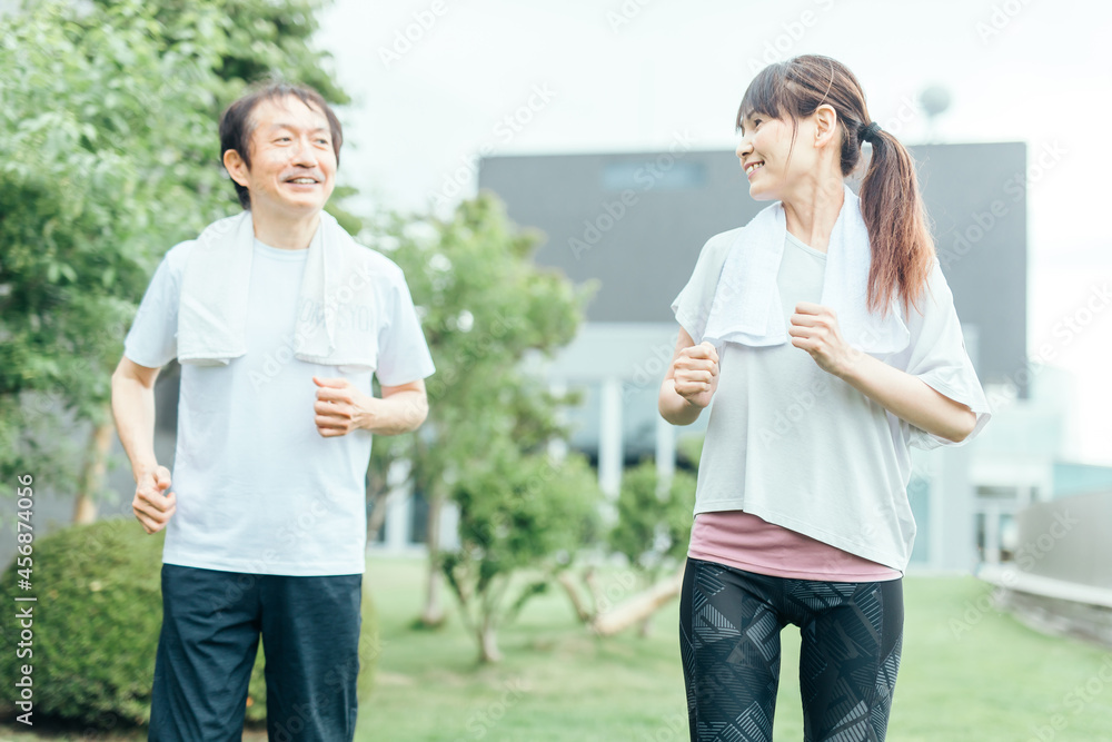 運動をする中高年
