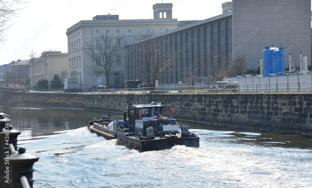 Fototapeta premium Schiff auf dem Spandauer Schifffahrtskanal im Stadtteil Tiergarten, Berlin