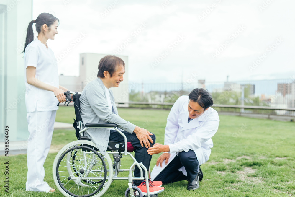 リハビリをする患者と医療スタッフ（足を見る）
