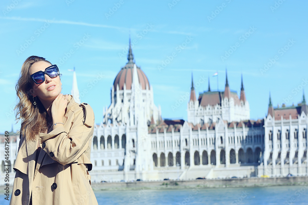 Fototapeta premium spring girl on the background of the parliament in budapest, sunglasses fashionable european look