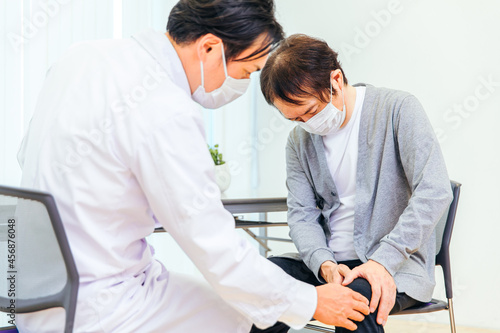 Naklejka 診察する男性医師（整形外科・足） 