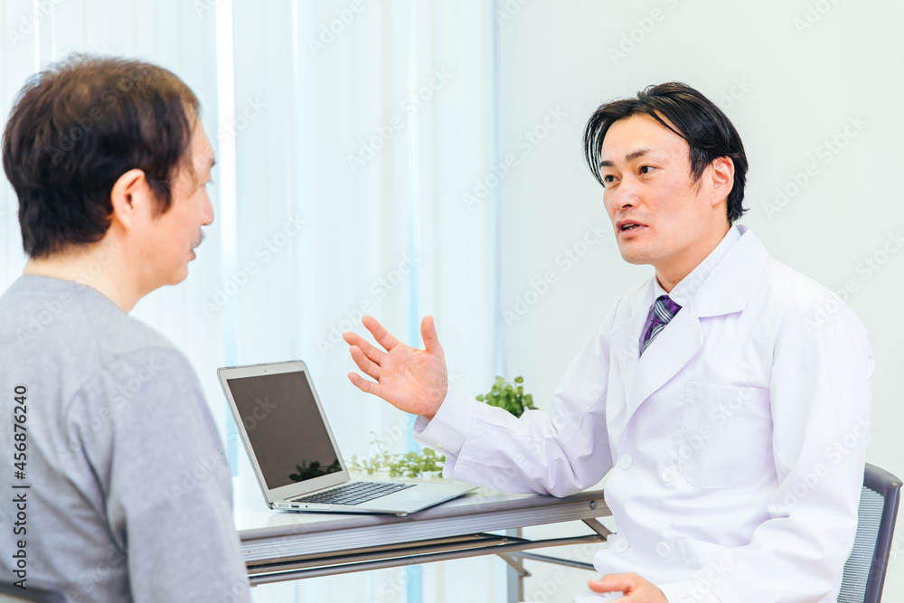 Fototapeta premium 診察する男性医師 