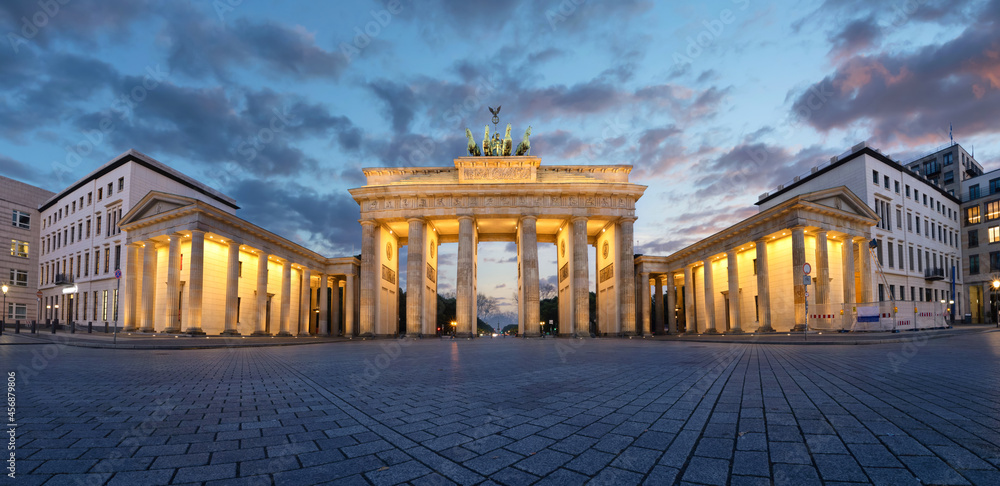 Fototapeta premium Brandenburg Gate or Brandenburger Tor in Berlin at dusk - wide angle panorama