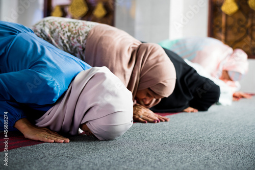 Muslim women praying in the mosque during Ramadan © Rawpixel.com