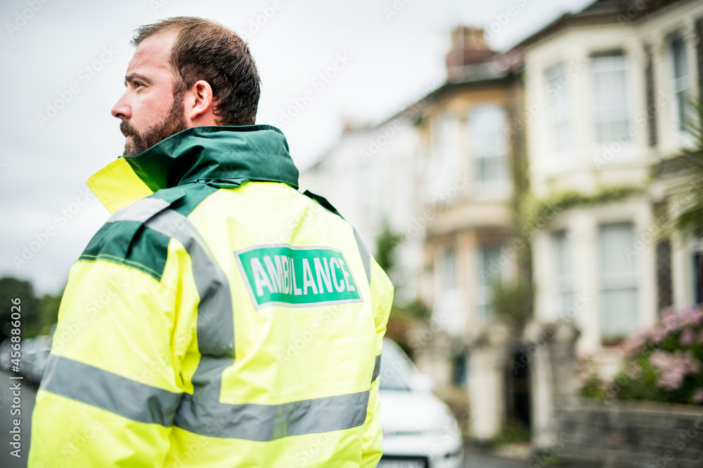 © Rawpixel.com - Portrait of a male paramedic in uniform © Rawpixel.com - Portrait of a male paramedic in uniform
