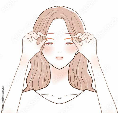 目の上をマッサージする女性