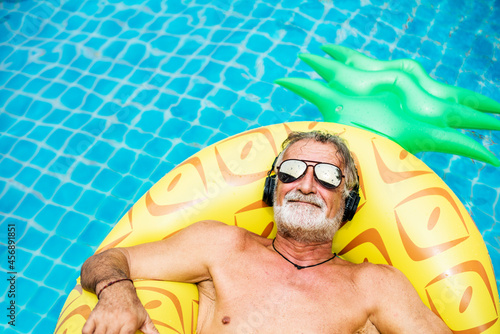 Foto Closeup of caucasian senior man in the pool with headphones