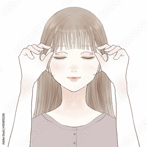 目の上をマッサージする女性
