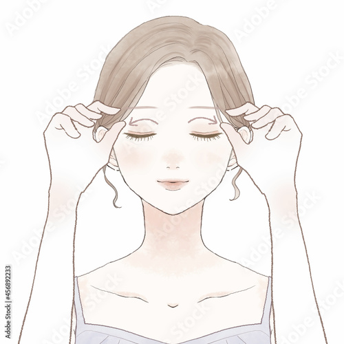 目の上をマッサージする女性