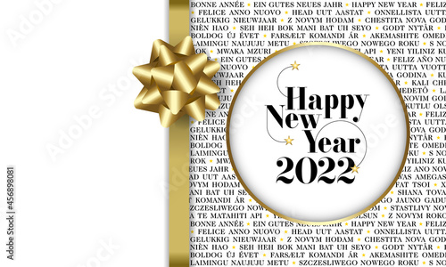 2022 - Carte or et blanche, décorée comme un cadeau pour souhaiter la bonne année en de multiple langues - traduction : bonne année. photo