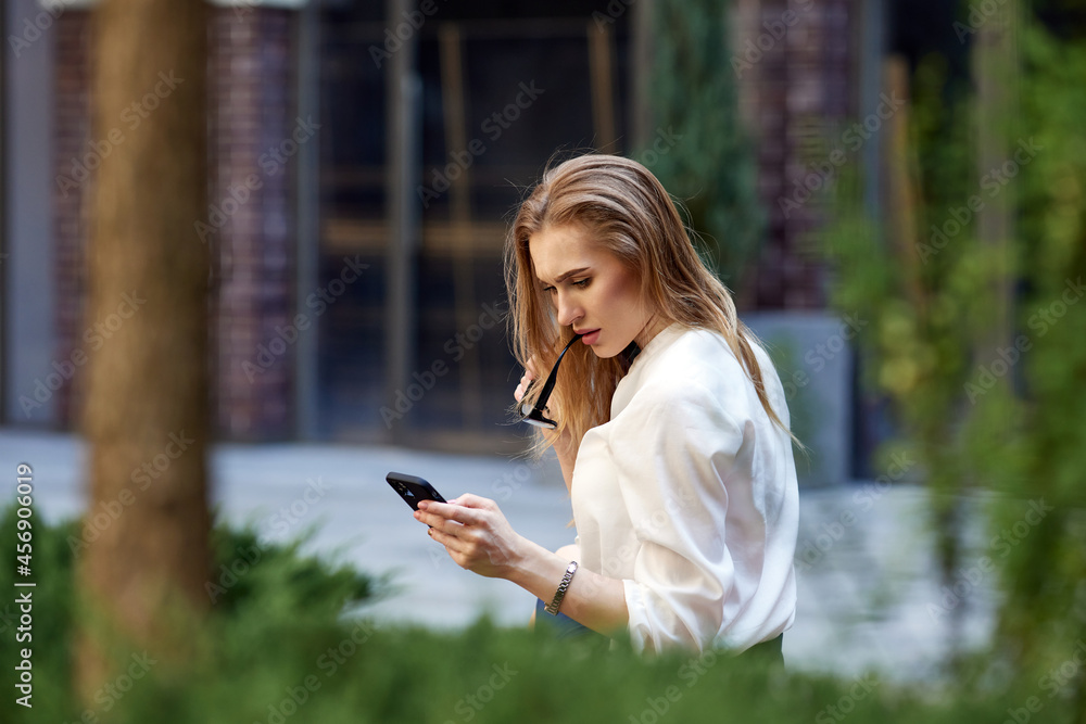 beautiful blonde business woman using the smartphone beautiful blonde business woman using the smartphone