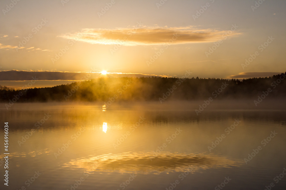 Kleine Wolke spiegelt sich, Sonnenaufgang, Nebel am See Kleine Wolke spiegelt sich, Sonnenaufgang, Nebel am See