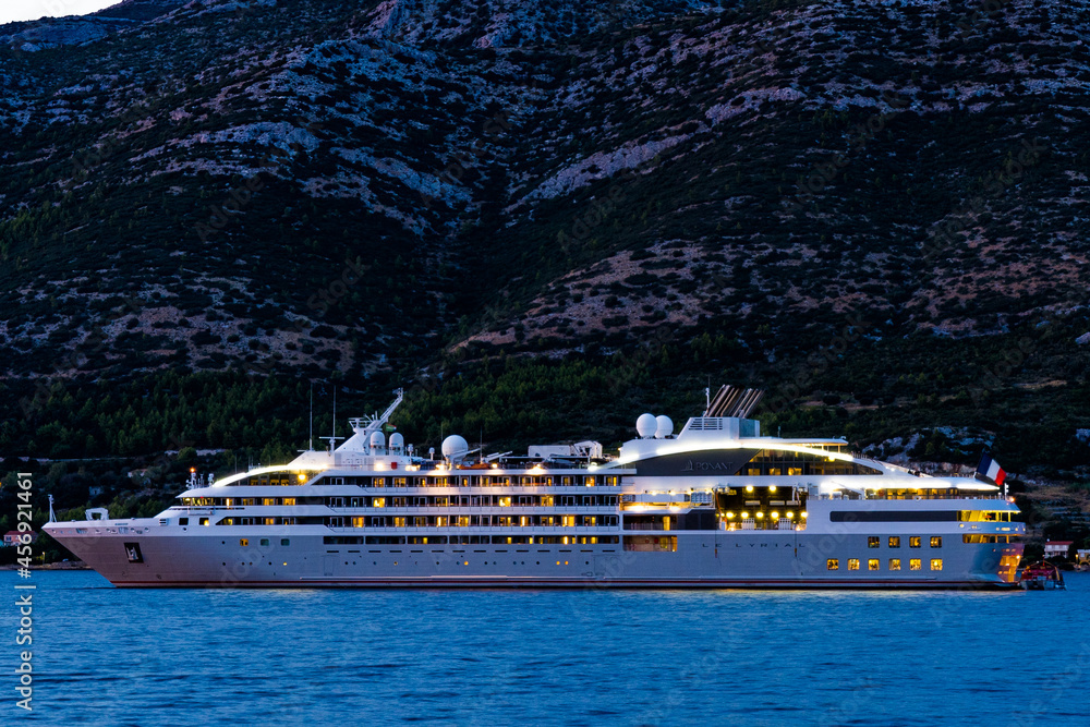Luksusowy jacht u wybrzeża wyspy Korčula - obrazy, fototapety, plakaty 