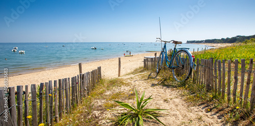Foto Vieux vélo bleu en bord de mer dans les dunes du littoral français