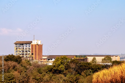 parte de uma usina de processamento de cana-de-açúcar. usina de produção de etanol photo