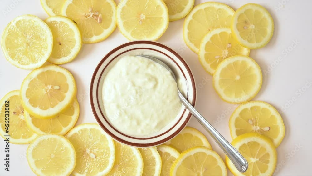 Bowl of lemon yogurt with slices of lemon appearing stop motion animation
Bowl of lemon yogurt with slices of lemon appearing stop motion animation