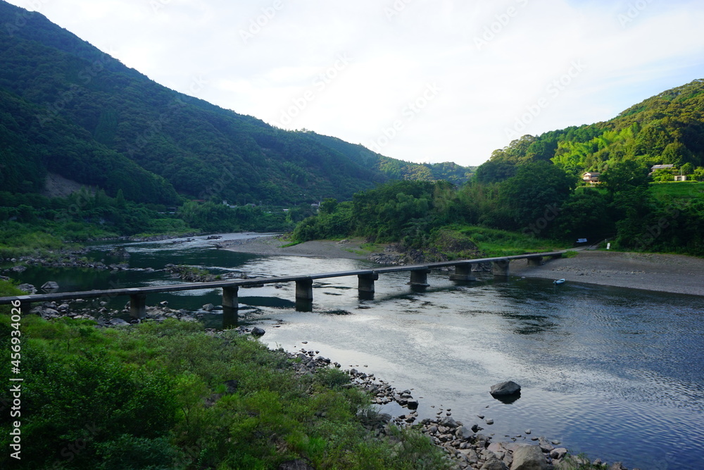 Fototapeta premium Shimanto River Valley and Nagaoi Sinking bridge in Kochi, Shikoku, Japan - 日本 四国 高知 四万十川 長生沈下橋