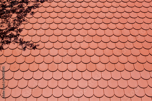 Rote Dach mit Flachziegel. Oberfläche eines Daches mit runden Dachziegeln. Red roof with flat tiles. Surface of a roof with round roof tiles. photo