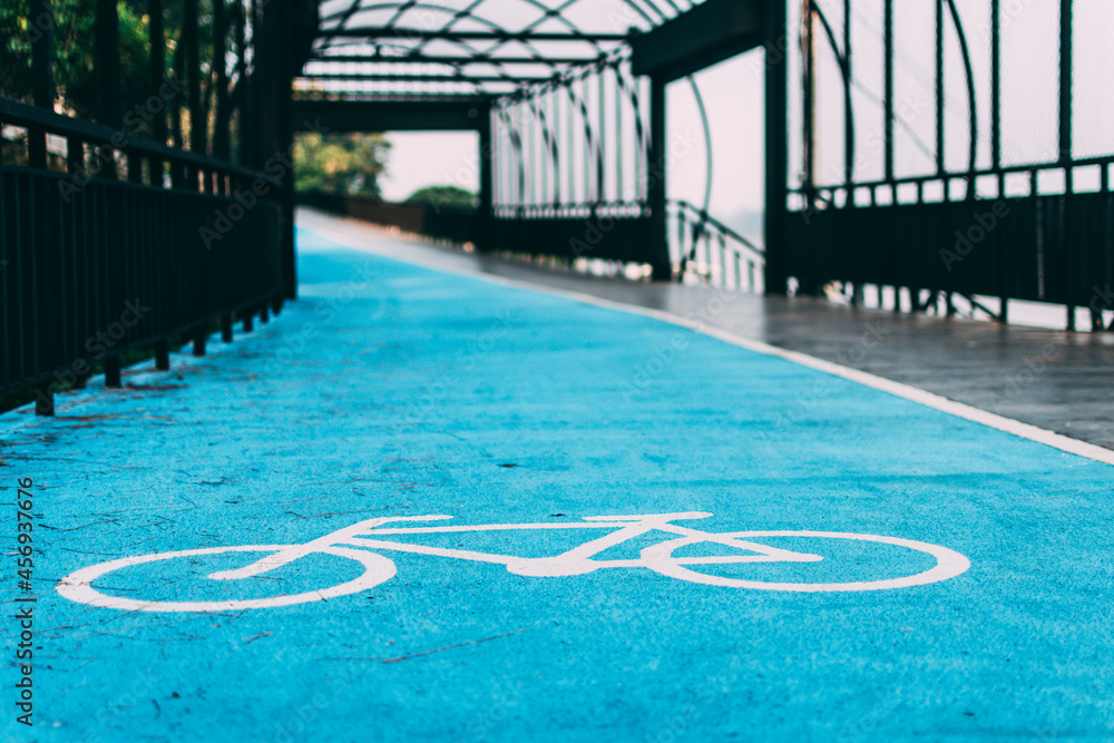 Obraz premium Bicycle symbols on the floor of a bicycle lane painted in blue.