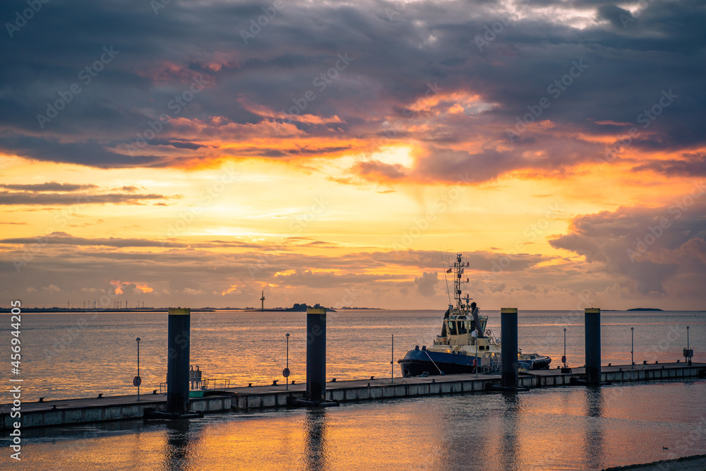 Sonnenuntergang in Bremerhaven an der Nordseeküste Sonnenuntergang in Bremerhaven an der Nordseeküste